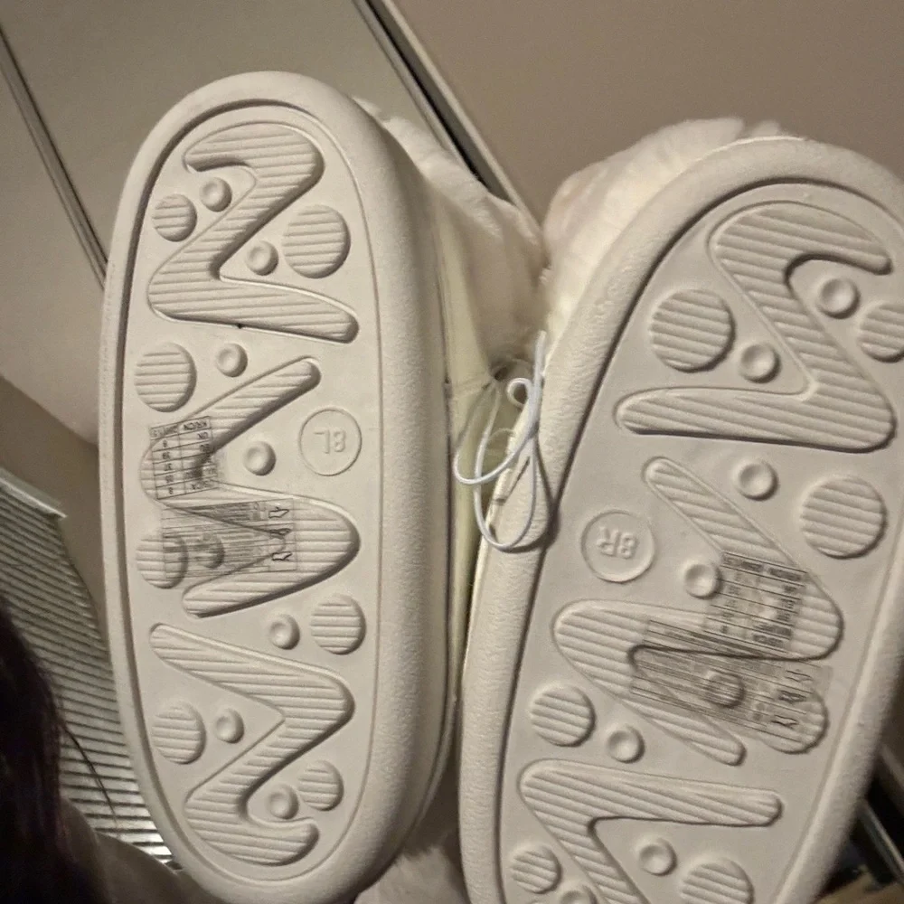 Forever 21 Cream Fur Hello Kitty Boots - Picture 3 of 4